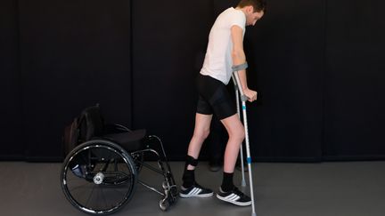 Un patient paraplégique effectuant des pas à l'Ecole polytechnique de Lausanne (Suisse), au printemps&nbsp;2018.&nbsp; (EPFL / AFP)