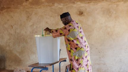 Un électeur vote à l'ouverture des bureaux de vote lors du référendum à Bamako, au Mali, le 18 juin 2023. (OUSMANE MAKAVELI / AFP)