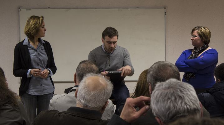 Orane Gobert (&agrave; gauche) et Julien Dive, candidats UMP aux &eacute;lections d&eacute;partementales, en r&eacute;union avec leurs militants &agrave; Itancourt (Aisne), le 25 mars 2015. (MATHIEU DEHLINGER / FRANCETV INFO)