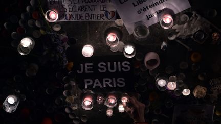 Bougies en commémorations des attentats du 13 novembre à Strasbourg le 18 novembre 2015. (PATRICK HERTZOG / AFP)