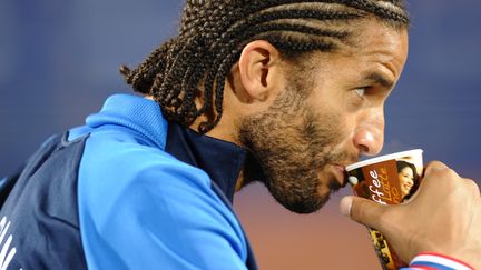 Le joueur anglais David James boit du caf&eacute; avant la rencontre de Coupe du monde contre les Etats-Unis, le 12 juin 2010 &agrave; Rustenburg (Afrique du Sud). (PAUL ELLIS / AFP)