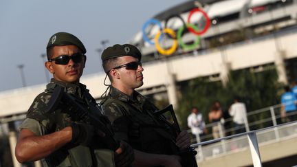 Des membres des forces de sécurité brésiliennes positionnées devant le stade Maracana de Rio de Janeiro (Brésil), le 5 août 2016. (ADRIAN DENNIS / AFP)