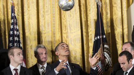 Le pr&eacute;sident am&eacute;ricain, Barack Obama joue avec un ballon de football &agrave; l'occasion d'un &eacute;v&eacute;nement sportif &agrave; la Maison Blanche, Washington (Etats-Unis), le 26 mars 2013. (BRENDAN SMIALOWSKI / AFP)