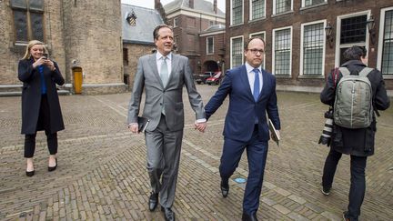  Alexander Pechtold, le leader du parti démocrate néerlandais D66, et Wouter Koolmees un spécialiste financier du parti, arrivent main dans la main à une réunion à La Hague, le 3 avril 2017. (LEX VAN LIESHOUT / ANP / AFP)