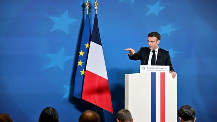 Emmanuel Macron à Bruxelles, le 15 décembre 2023. (MIGUEL MEDINA / AFP)