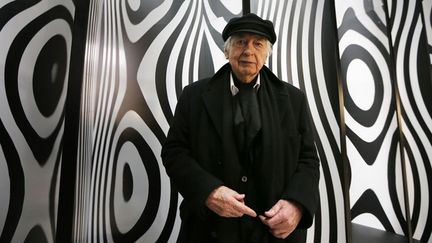 Julio Le Parc devant son oeuvre "Déplacement du spectateur" au Palais de Tokyo (25 février 2013)
 (Pierre Verdy / AFP)