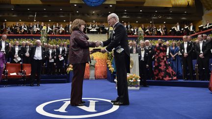 L'auteure biélorusse Svetlana Alexievich reçoit le prix Nobel de littérature par le roi Carl Gustaf de Suède en 2015.&nbsp; (JONAS EKSTROMER / TT NEWS AGENCY)