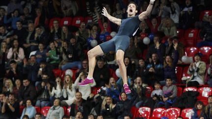 Le Fran&ccedil;ais Renaud Lavillenie retombe apr&egrave;s avoir franchi avec succ&egrave;s la barre &agrave; 6,16 m&egrave;tres au concours de saut &agrave; la perche lors du meeting d'athl&eacute;tisme de Donetsk (Ukraine), le 15 f&eacute;vrier 2014. (REUTERS)