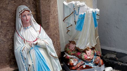 Une statue de la Vierge Marie après l'explosion dans l'église Saint-Anthony à Colombo.&nbsp; (DINUKA LIYANAWATTE / REUTERS)