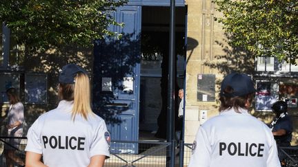 Deux policières devant une école primaire de Bordeaux, le 1er septembre 2016. (MEHDI FEDOUACH / AFP)