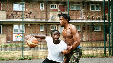 Marvin Bonheur est né en 1991 à Paris. Il a grandi dans différentes villes de Seine-Saint-Denis, où sa famille venue de Martinique s’est établie dans les années 1960. Il se tourne de manière instinctive vers la photographie, utilisant son appareil "comme une feuille de papier, pour écrire". En 2014, il immortalise les lieux de son enfance pour témoigner de la vie ordinaire dans les "quartiers" et donner une vision différente de celles diffusées par les médias. Séjournant plusieurs fois à Londres, il réalise des séries sur les quartiers populaires de Stratford, Brixton, Camberwell et Kannington.&nbsp; &nbsp; (MARVIN BONHEUR)