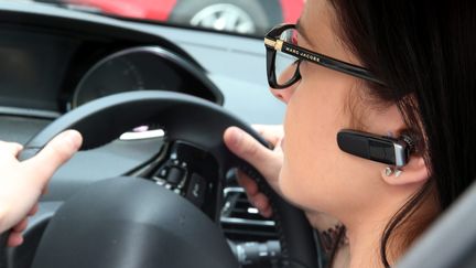 &nbsp; (Adieu les kits main libre, les oreillettes Bluetooth ou les casques audio. A partir du 1er juillet, leur utilisation est interdite au volant d’une voiture. © MAXPP)