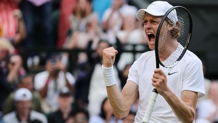 Jannik Sinner exulte après sa victoire en quatre sets contre Carlos Alcaraz, dimanche 3 juillet, en huitième de finale du tournoi de Wimbledon. (ADRIAN DENNIS / AFP)