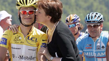 En 2007, Roselyne Bachelot, ministre des Sports, embrasse le coureur allemand&nbsp;Linus Gerdemann avant le d&eacute;part de la 8e &eacute;tape du Tour. (BAS CZERWINSKI / AP / SIPA)