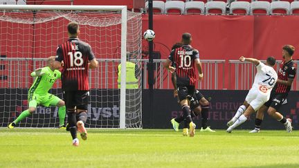 Le Marseillais Alexis Sanchez ouvre le score lors du derby méditerranéen à Nice, le 28 août 2022. (VALERY HACHE / AFP)