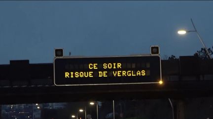 La situation météorologique est compliquée dans la nuit du samedi 4 au dimanche 5 janvier, notamment dans l’est de la France. De nombreuses interventions ont eu lieu sur les routes en raison du verglas. (Franceinfo)