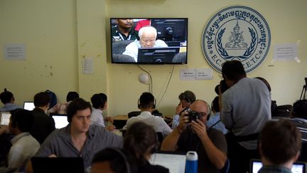 Des journalistes observent l'ancien leader Khmer rouge Khieu Samphan qui attend son verdict à Phnom Penh (Cambodge), le 16 novembre 2018. (TANG CHHIN SOTHY / AFP)