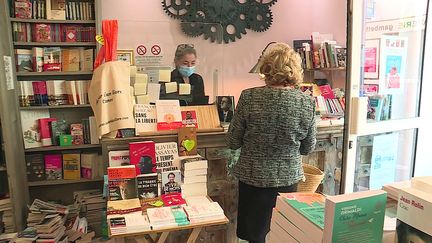 A Cannes, la librairie "Autour d'un livre", reste ouverte malgré&nbsp;l'interdiction (France 3 PACA)