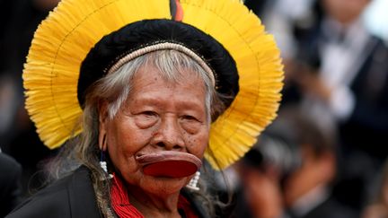 Le chef indien Raoni&nbsp;Metuktire, le 24 mai 2019 au Festival de Cannes. (LOIC VENANCE / AFP)