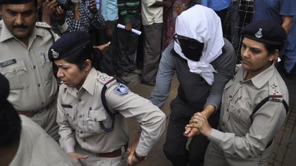 La touriste suisse, le visage recouvert, est emmen&eacute;e &agrave; l'h&ocirc;pital de Gwalior (Inde), le 16 mars 2013. ( REUTERS)