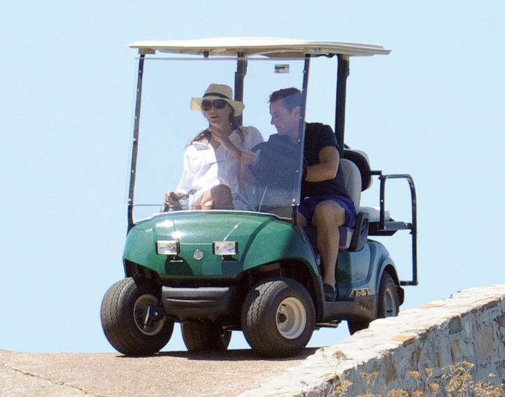 Le président Nicolas Sarkozy, accompagné de sa femme Carla Bruni-Sarkozy, conduit une voiture de golf au fort de Brégançon à Bormes-Les-Mimosas, le 15 juillet 2011. (GERARD JULIEN / AFP)