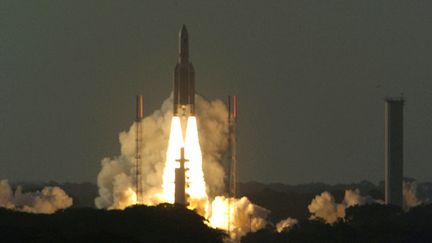 &nbsp; (Ariane 5 décolle du pas de tir de la base de Kourou en Guyane © Reuters)