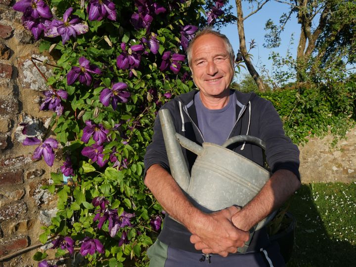 Stéphane Marie dans son jardin, La Maubrairie, dans le Cotentin.&nbsp; (ISABELLE MORAND / RADIO FRANCE / FRANCE INFO)