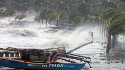 Pr&egrave;s de la ville de Legaspi (Philippines), le 8 novembre 2013. (CHARISM SAYAT / AFP)