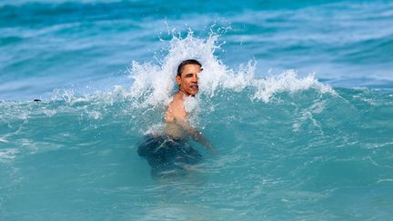 Premier bain de l'ann&eacute;e &agrave; Hawa&iuml; pour le pr&eacute;sident am&eacute;ricain Barack Obama, immortalis&eacute; par son photographe officiel, Pete Souza, le 1er janvier 2012. (MAXPPP)