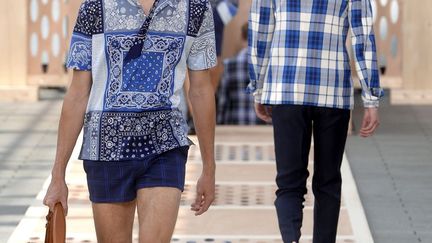 Le Britannique Kim Jones, chez Louis Vuitton, s'inspire d'un road trip entre la côte est et la côte ouest américaine. Des hommes sont chics avec leurs costumes près du corps. Ils osent les petits carreaux aussi bien sur la veste que sur la chemise. Le soir, le noeud papillon noir est allié à un costume clair ou dépareillé. Pour voyager, il se glisse dans un blouson du genre Teddy mais avec "Louis Vuitton" écrit dans le dos. Il y a aussi des vestes en cuirs caramel ajustées et la saharienne. Du sac pour ordinateur, au sac de voyage ou à la petite valise, les mannequins ont porté des bagages clairs (gris et beiges). Le damier est omniprésent mais le logo Vuitton se fait plus discret.
 (EPA/MAXPPP)