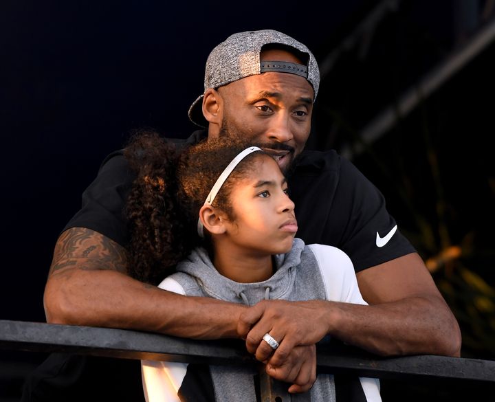 Kobe Bryant et sa fille Ginna pendant un championnat de natation le 26 juillet 2018 à Irvine, Californie (HARRY HOW / GETTY IMAGES NORTH AMERICA)