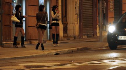 Des prostituées dans une rue à NIce, le 28 mars 2013 (photo d'illustration). (VALERY HACHE / AFP)