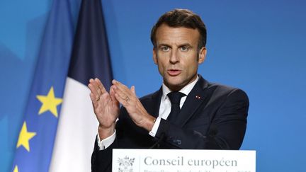 Le président français Emmanuel Macron en conférence de presse à l'issue d'un sommet du Conseil européen à Bruxelles, le 21 octobre 2022.&nbsp; (LUDOVIC MARIN / AFP)