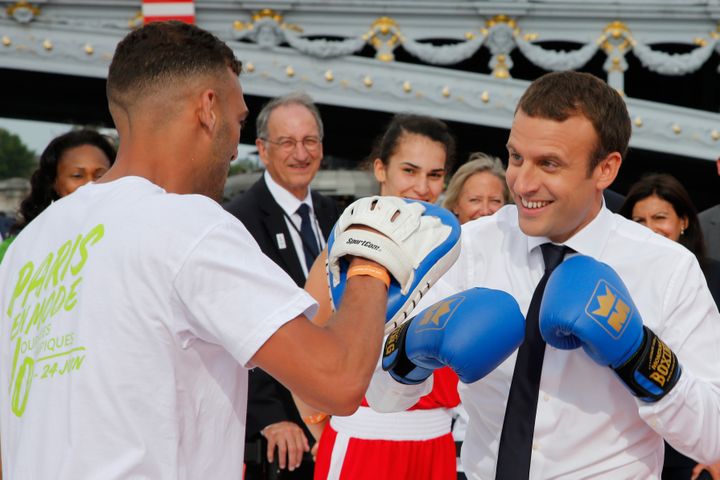 Emmanuel Macron a aussi enfilé les gants de boxe pour soutenir la candidature de Paris 2024, le 24 juin 2017 à Paris. (JEAN-PAUL PELISSIER / POOL)