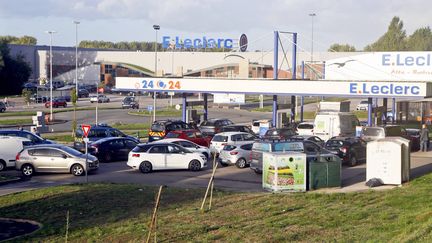 Une station-service à Montreuil-sur-Mer (Pas-de-Calais), le 6 octobre 2022.&nbsp; (CHARLIE VARLEY / SIPA)