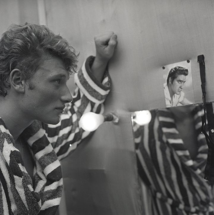Johnny Hallyday face au King Elvis dans sa loge de l'Olympia.
 (Roger Kasparian)