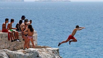 Un adolescent plonge dans la Méditerranée, le 27 juin 2017 à Marseille (Bouches-du-Rhône). (JEAN-PAUL PELISSIER / REUTERS)