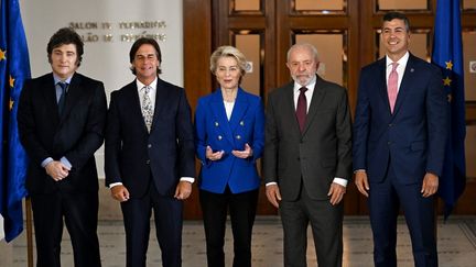 La présidente de la Commission européenne, Ursula von der Leyen, entourée de plusieurs chefs d'Etat du Mercosur à Montevideo (Uruguay), le 6 décembre 2024. (EITAN ABRAMOVICH / AFP)