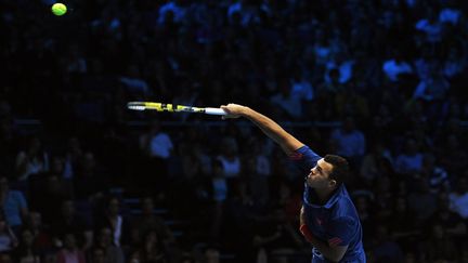 Tsonga regarde la petite balle jaune (CARL COURT / AFP)