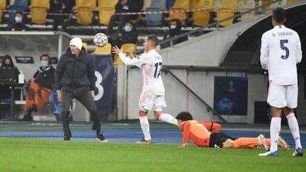 Zinédine Zidane assiste impuissant à la défaite du Real Madrid face Shakhtar Donetsk, le 1er décembre 2020 (SERGEI SUPINSKY / AFP)