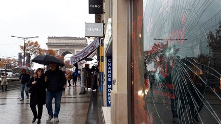 Avenue des Champs-Elysées, à Paris, le 25 novembre. (BENJAMIN ILLY / RADIO FRANCE)