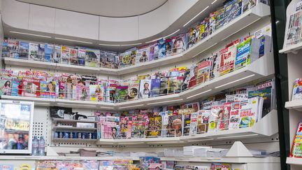 Rangées de magazines dans un kiosque à journaux de Paris, le 11 avril 2018. (LEON TANGUY / MAXPPP)