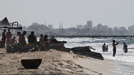 En Israël, la plage de Zikim (ici en septembre 2014) est fermée à la baignade à cause d'une pollution venue des eaux rejetées par Gaza.&nbsp; (JACK GUEZ / AFP)