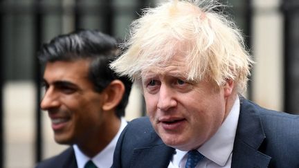 Le Premier ministre britannique, Boris Johnson, et son ministre des Finances, Rishi Sunak, à Londres, le 1er décembre 2021. (DANIEL LEAL / AFP)