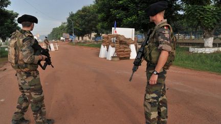 Des soldats fran&ccedil;ais &agrave; un point de contr&ocirc;le pr&egrave;s de l'a&eacute;roport de Bangui, en Centrafrique, le 10 octobre 2013.&nbsp; (ISSOUF SANOGO / AFP)