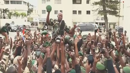 Des soldats gabonais portent en triomphe le général Brice Oligui Nguema, à Libreville (Gabon), le 30 août 2023. (GABON 24 / AFP)