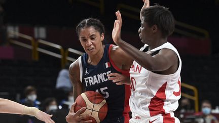 La Française&nbsp;Gabrielle Williams&nbsp;au duel avec la Japonaise&nbsp;Evelyn Mawuli en demi-finale des Jeux olympiques, le 6 août 2021. (ARIS MESSINIS / AFP)