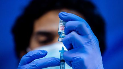 Un infirmier prépare une dose du vaccin Moderna contre le Covid-19 à Los Angeles, en Californie (Etats-Unis), le 16 février 2021. (APU GOMES / AFP)