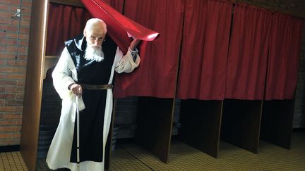 Le doyen des moines du Mont des Cats sort de l'isoloir apr&egrave;s avoir vot&eacute; au premier tour de l'&eacute;lection pr&eacute;sidentielle &agrave; Godewaersvelde (Nord), le 22 avril 2012. (PHILIPPE HUGUEN / AFP)