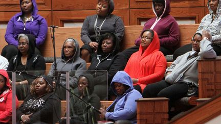 Des fid&egrave;les portant un sweat-shirt &agrave; capuche &eacute;coutent un sermon en hommage &agrave; Trayvon Martin dans une &eacute;glise baptiste &agrave; Atlanta (Virginie), le 25 mars 2012. (SETH WENIG / AP / SIPA)